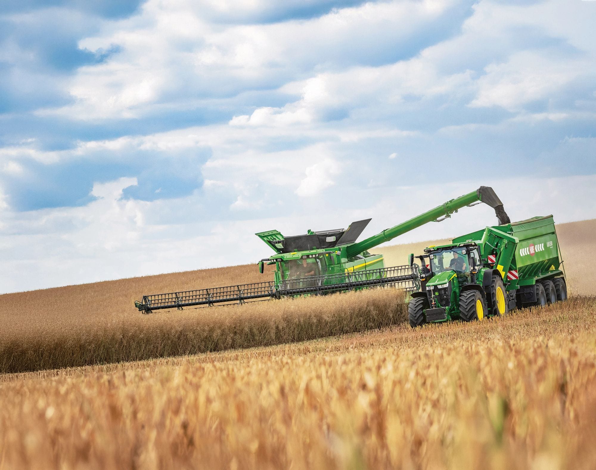 Θεριζοαλωνιστική και τρακτέρ John Deere σε χωράφι