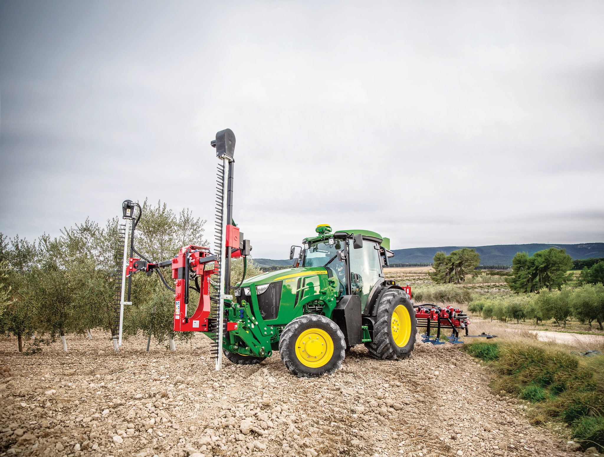 Μπροστινή αριστερή όψη του 5130ML στον αγρό