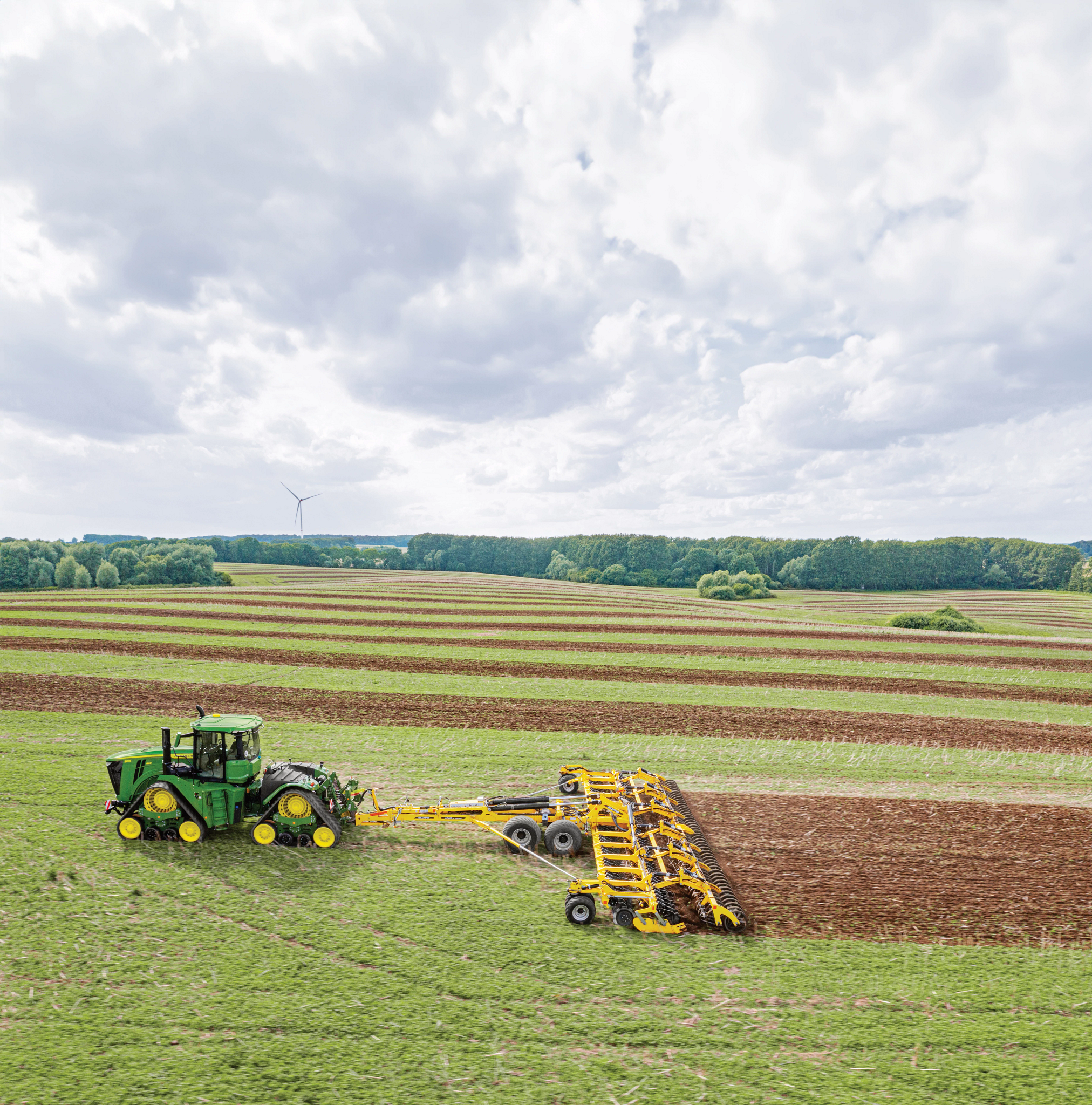 Αγρός, τρακτέρ σειράς 9RX, επωφεληθείτε από τη συνολική αξιοπιστία και την εξαιρετική οικονομία καυσίμου του κινητήρα JD14 13,6 l και διαχειριστείτε αποτελεσματικά τα τεράστια αποθέματα ισχύος και τη ροπή έως 2954 Nm με το κιβώτιο ταχυτήτων e18™.