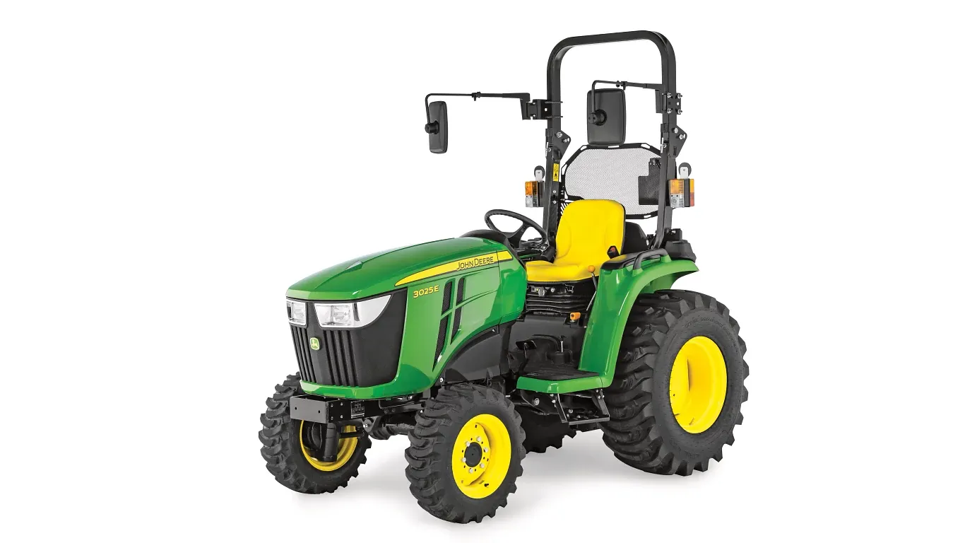 Τρακτέρ μεσαίου μεγέθους John Deere 3025E με ανοικτή εξέδρα χειριστή, σε λευκό φόντο, σε απεικόνιση από την μπροστινή αριστερή γωνία