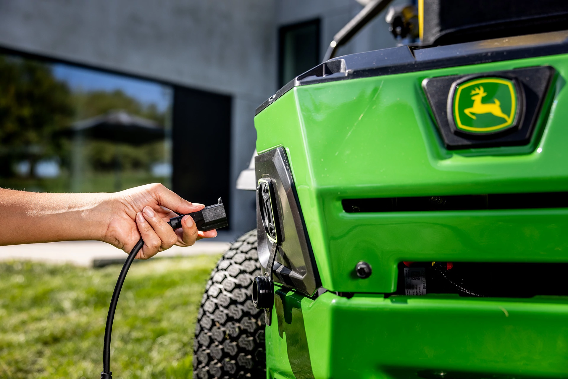 Συνδέστε το ηλεκτρικό καλώδιο στο οικιακό χορτοκοπτικό Z370r