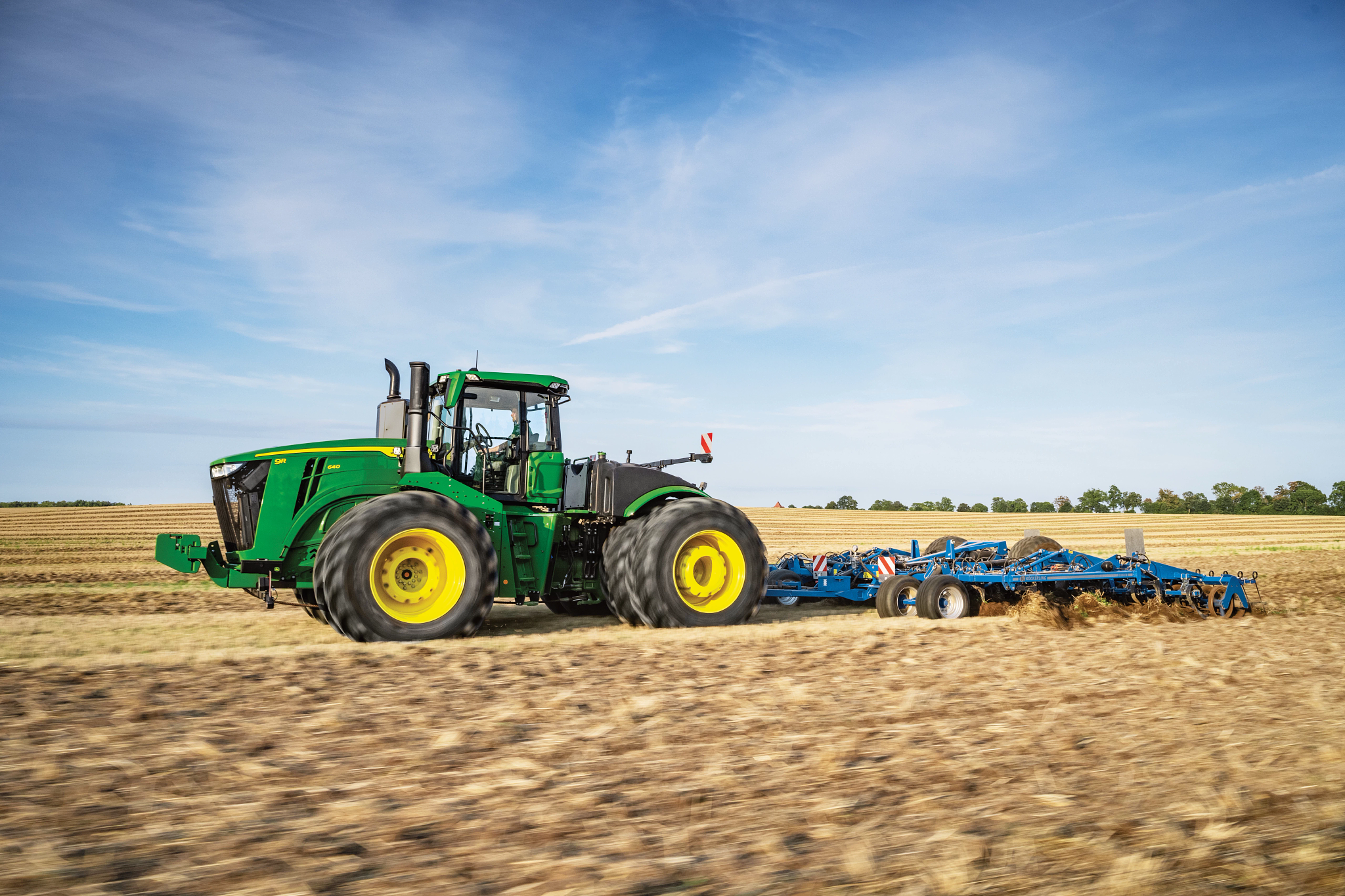 Μπροστινή αριστερή όψη ενός τρακτέρ της σειράς 9R στον αγρό