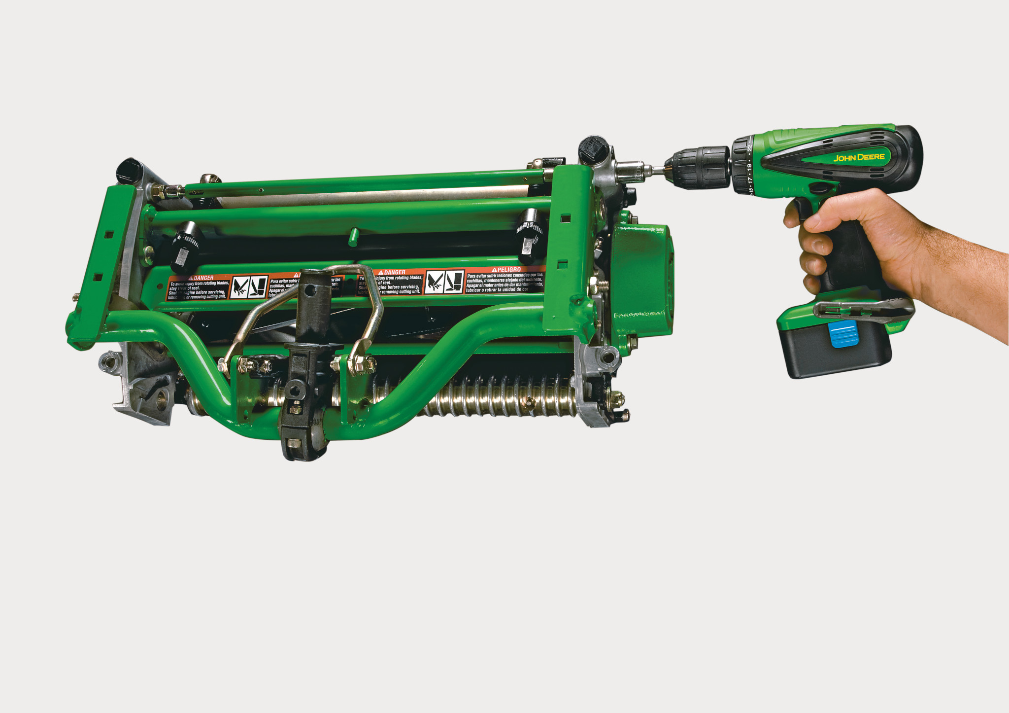 Κοντινή λήψη στουνιού χειρός σε χλοοκοπτικό πεζού χειριστή Green