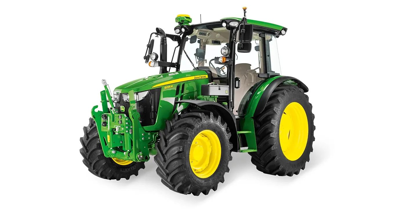 Τρακτέρ John Deere με καμπίνα, πράσινο και κίτρινο σχέδιο, σε λευκό φόντο, από την μπροστινή αριστερή γωνία
