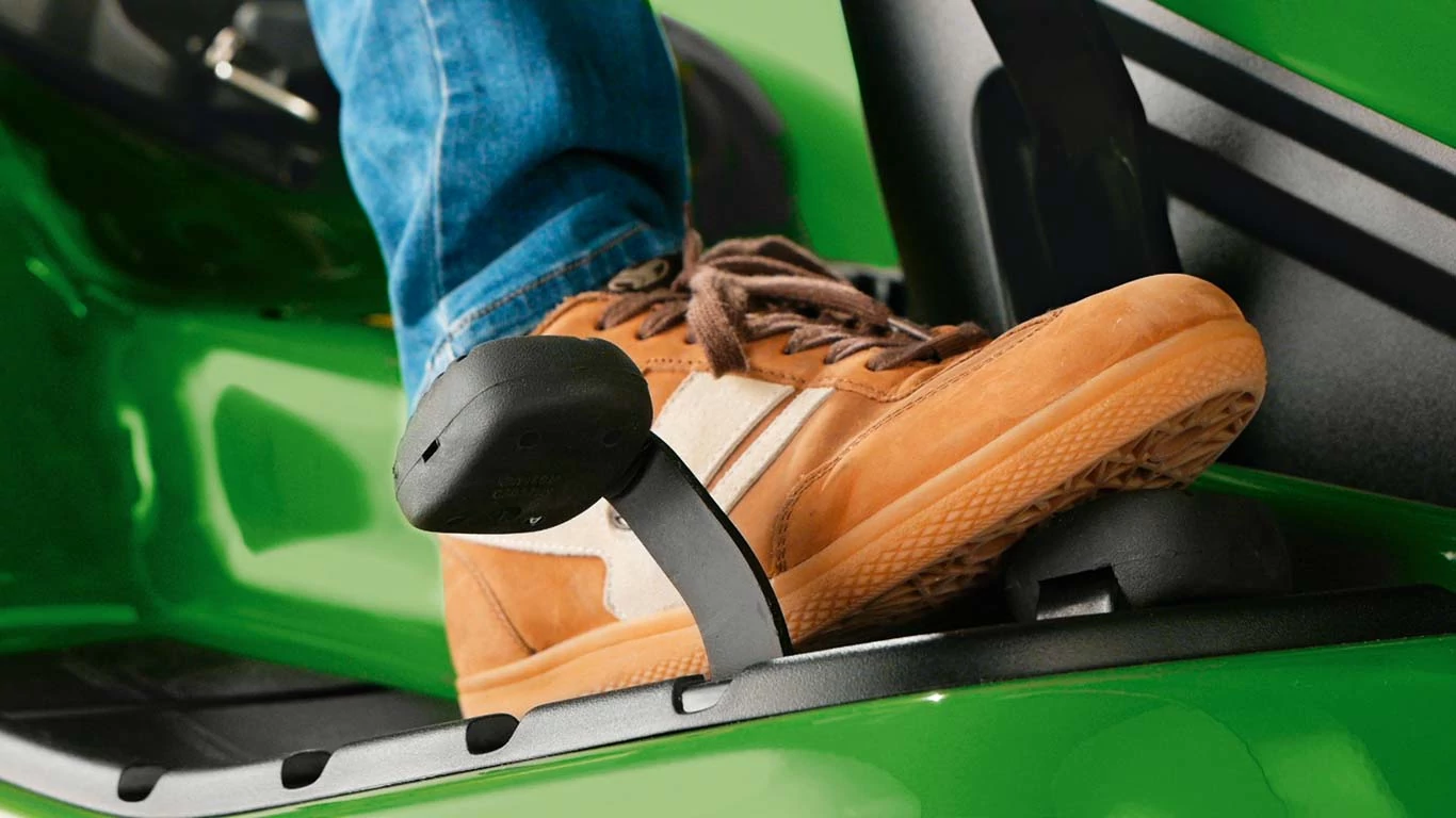 Κοντινό πλάνο πομπού στα πεντάλ twin touch σε χλοοκοπτικό τρακτέρ X500