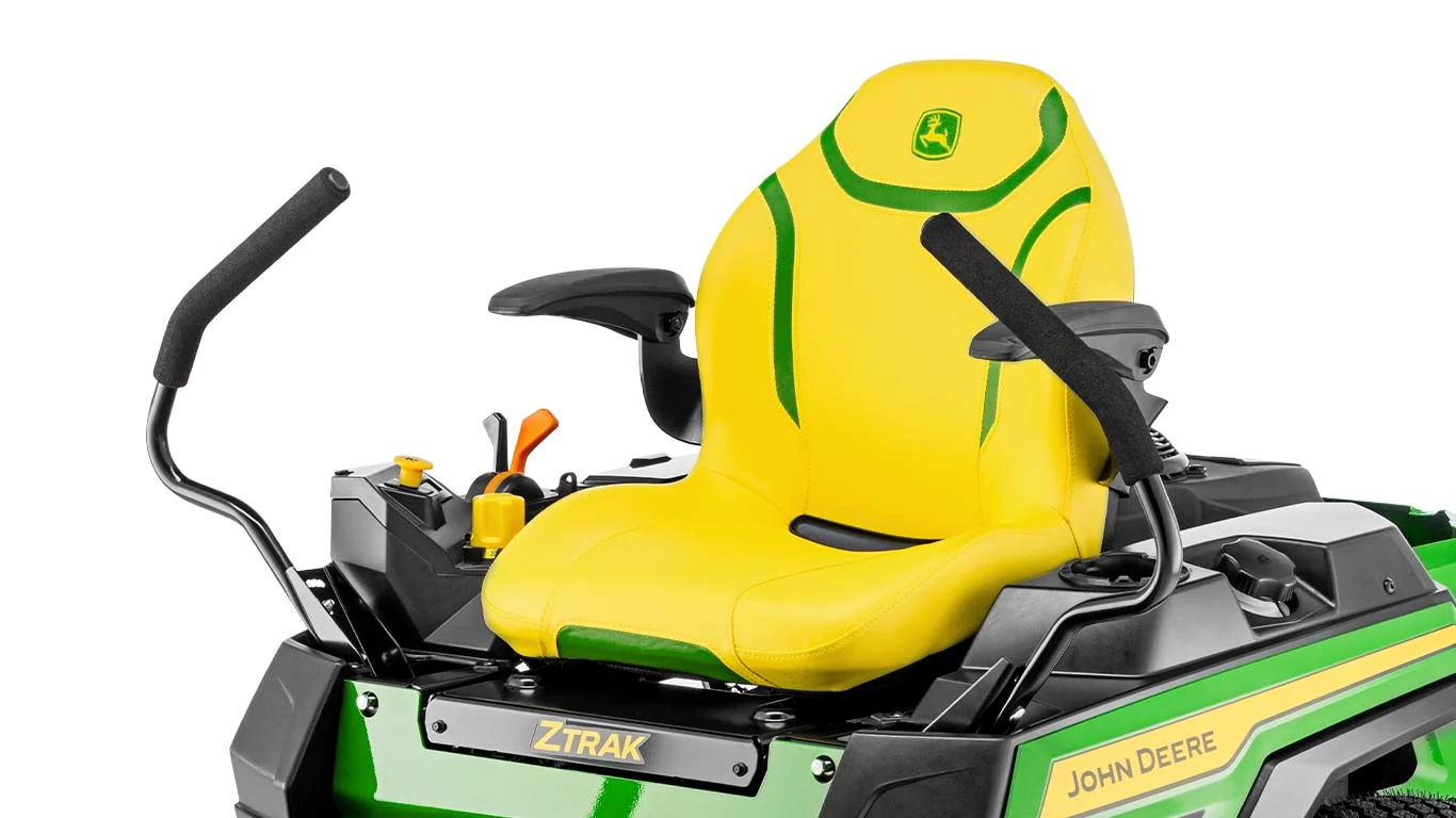 Κοντινό πλάνο Studio του καθίσματος χειριστή και χειριστήρια σε χορτοκοπτικό επιτόπιας στροφής