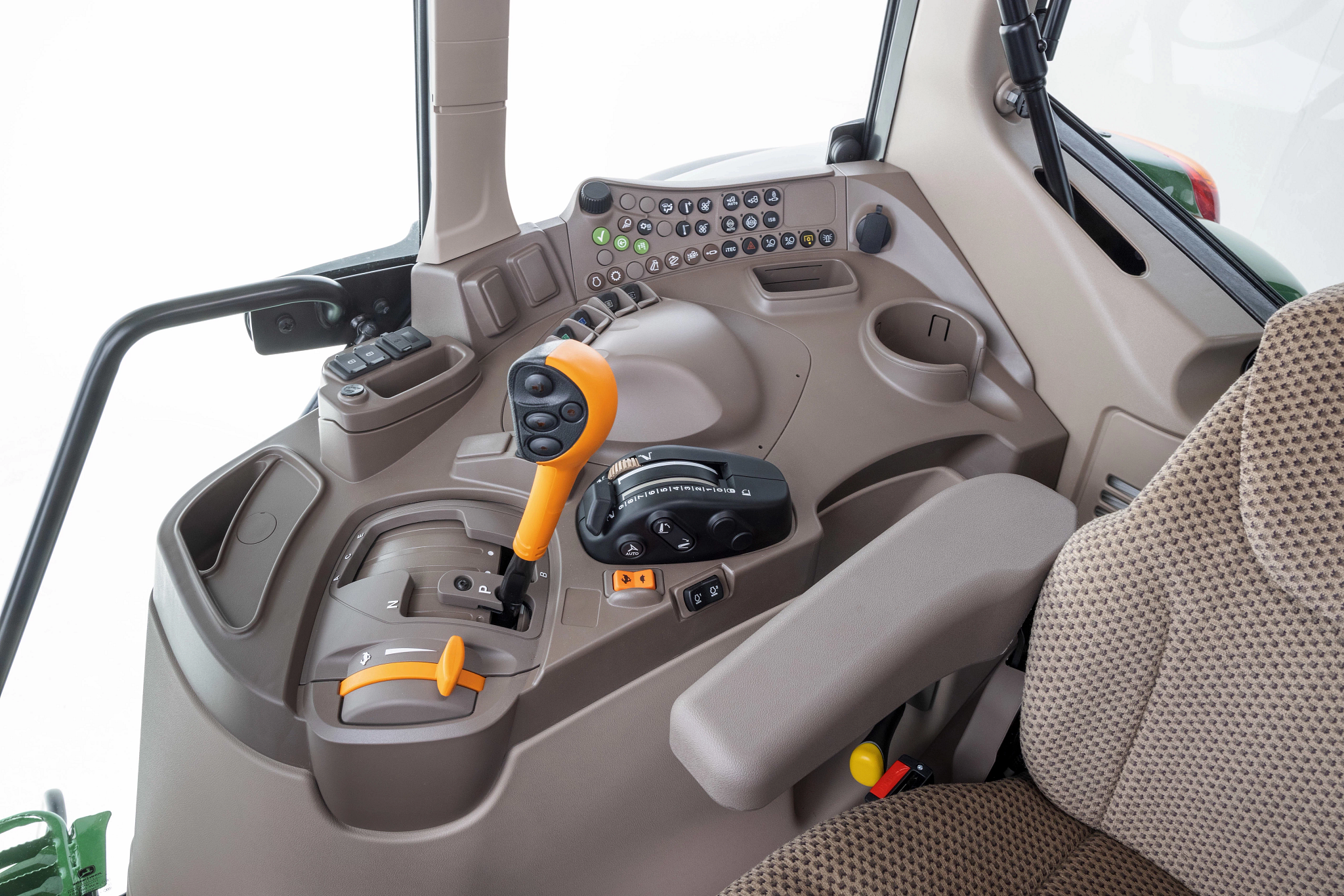 Στούντιο, Σειρά 6 - Ψηλή σοδειά, Επιλέξτε μεταξύ κιβωτίων ταχυτήτων 20/20 AutoQuad™ Plus και 20/20 CommandQuad™ Plus με μέγιστες ταχύτητες μεταφοράς 6155MH 30 km/h.