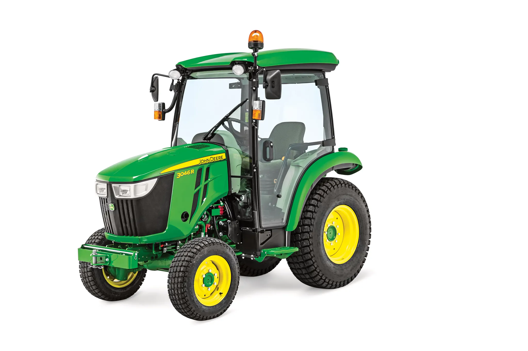 Τρακτέρ μεσαίου μεγέθους John Deere 3046R με καμπίνα, σε λευκό φόντο, σε απεικόνιση από την μπροστινή αριστερή γωνία