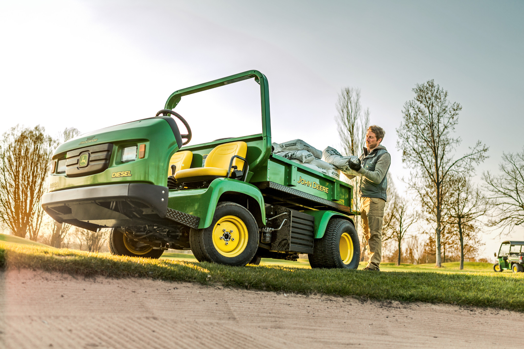 Αγρός, ProGators 2030A, Χώρος για περισσότερα, Με τεράστια χωρητικότητα φορτίου μέχρι 1.594 kg (3.514 lb) και χαμηλό κέντρο βάρους, το ProGator™ μπορεί να αντέξει στην πίεση, κυριολεκτικά.