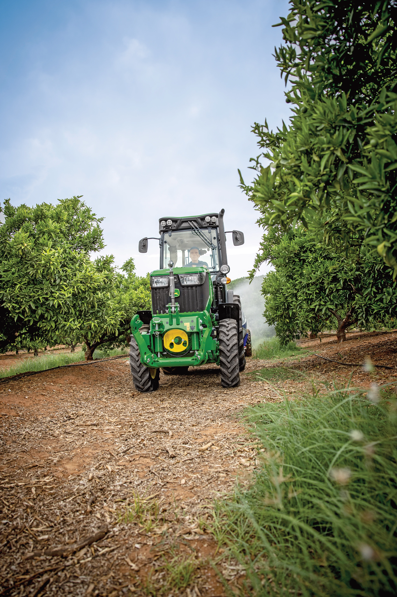 Αγρός, τρακτέρ σειράς 5G, θα λατρέψετε τη σφιχτή ακτίνα στροφής της σειράς 5G, η οποία είναι αποτέλεσμα των μικρών διαστάσεων της και της γωνίας στρέψης τιμονιού έως και 43°.