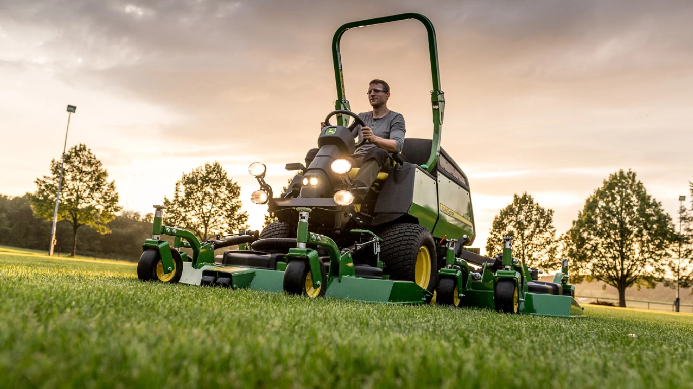 Το χωράφι, η άνεση και η παραγωγικότητα του χειριστή, τα περιστροφικά χορτοκοπτικά μεγάλων εκτάσεων, τα επαγγελματικά χορτοκοπτικά, τα εργονομικά χειριστήρια και το πλήρως ρυθμιζόμενο κάθισμα με αερανάρτηση διατηρούν τους χειριστές καθαρούς και συγκεντρωμένους καθ' όλη τη διάρκεια της ημέρας.