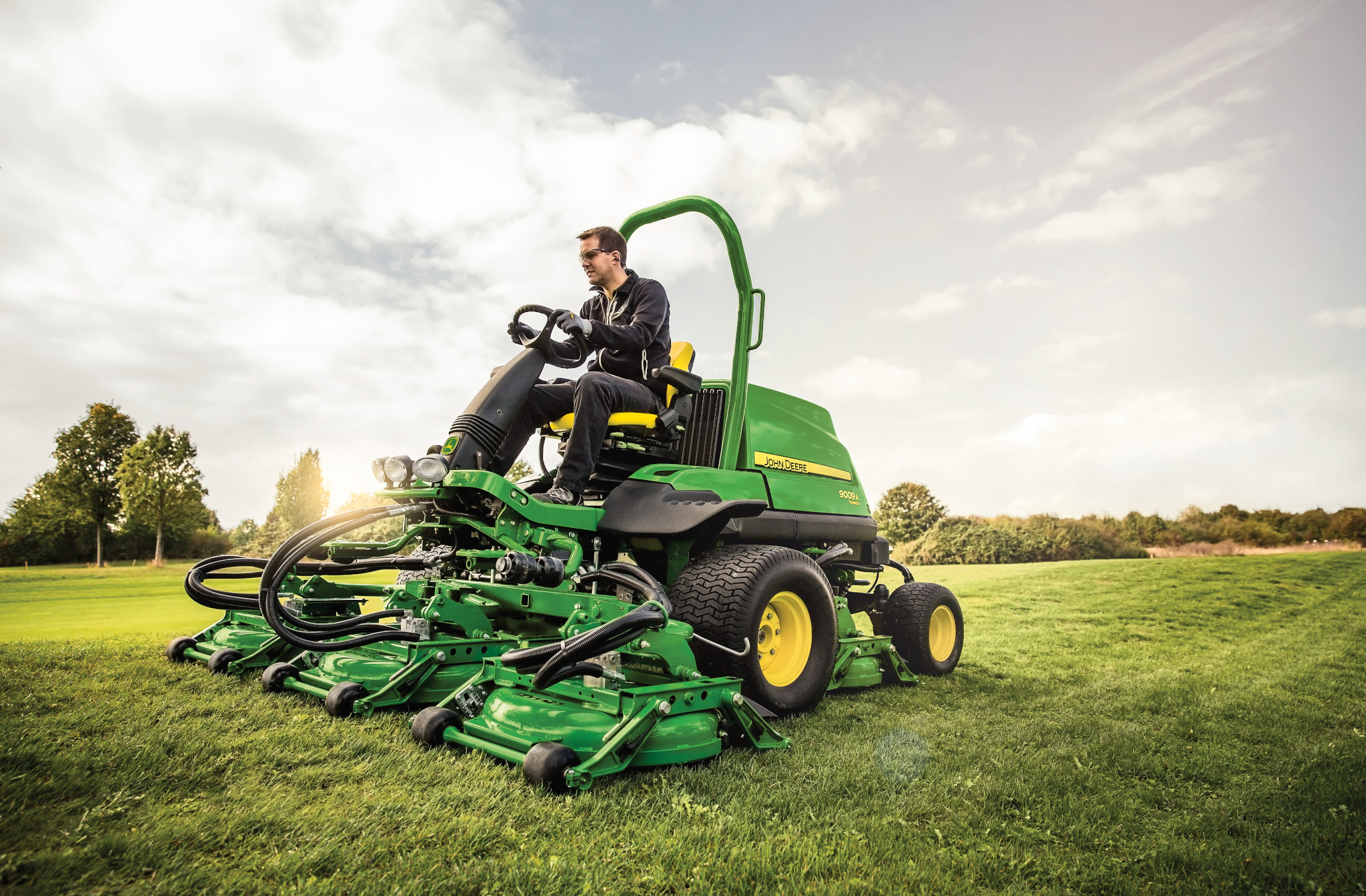 Αγρός, TerrainCut 9009A, Χορτοκοπτικά ψαλιδίσματος, περιβάλλοντος χώρου με κάθισμα, Χορτοκοπτικά ξεχονδριάσματος, Το σύστημα AutoPedal™ δεν είναι μόνο άνετο στη λειτουργία. Εξοικονομεί καύσιμο και μειώνει επίσης τη στάθμη θορύβου, επειδή τα πεντάλ ελέγχουν τις σ.α.λ. του κινητήρα.
