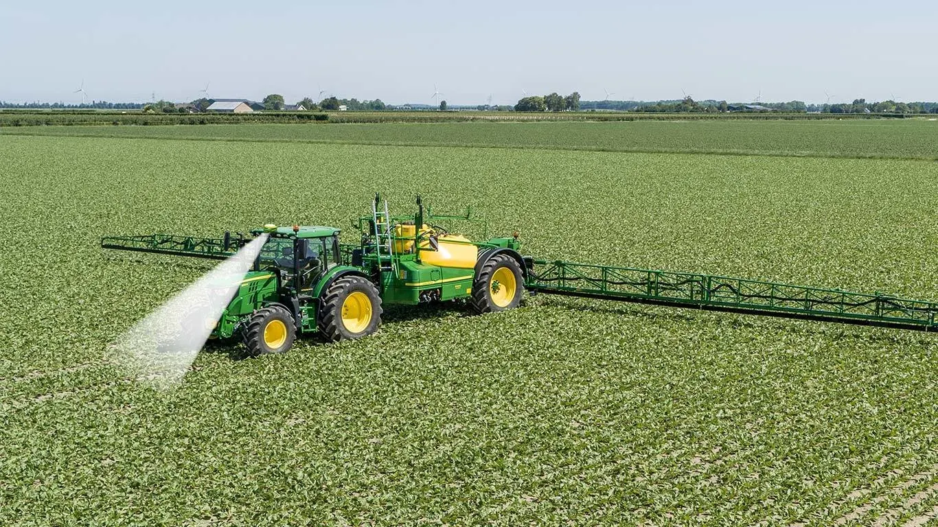 Ευρεία λήψη δράσης παρελκόμενου αγρού AutoTrac™ - Μπροστινή αριστερή όψη