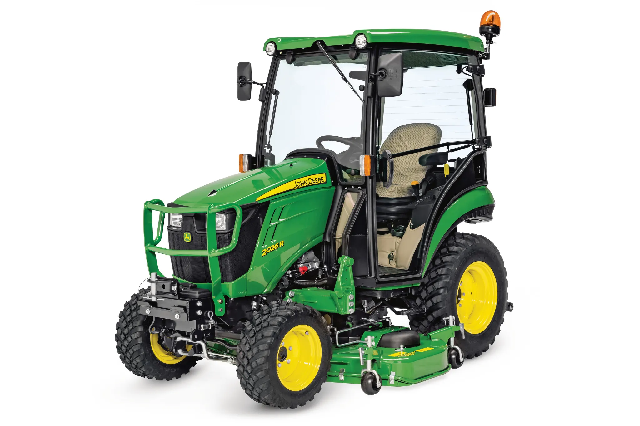 Τρακτέρ μεσαίου μεγέθους John Deere 2026R με καμπίνα και χορτοκοπτική πλατφόρμα, σε λευκό φόντο, σε απεικόνιση από εμπρός-αριστερά