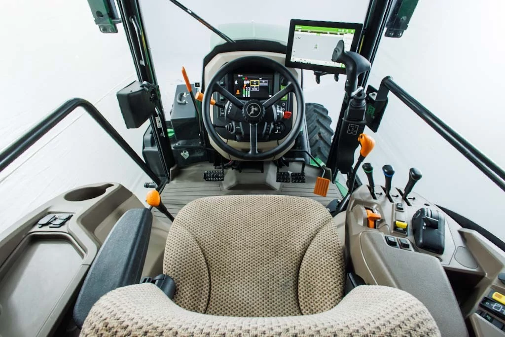 Εσωτερική όψη τρακτέρ 5EN με τιμόνι και πίνακα ελέγχου
