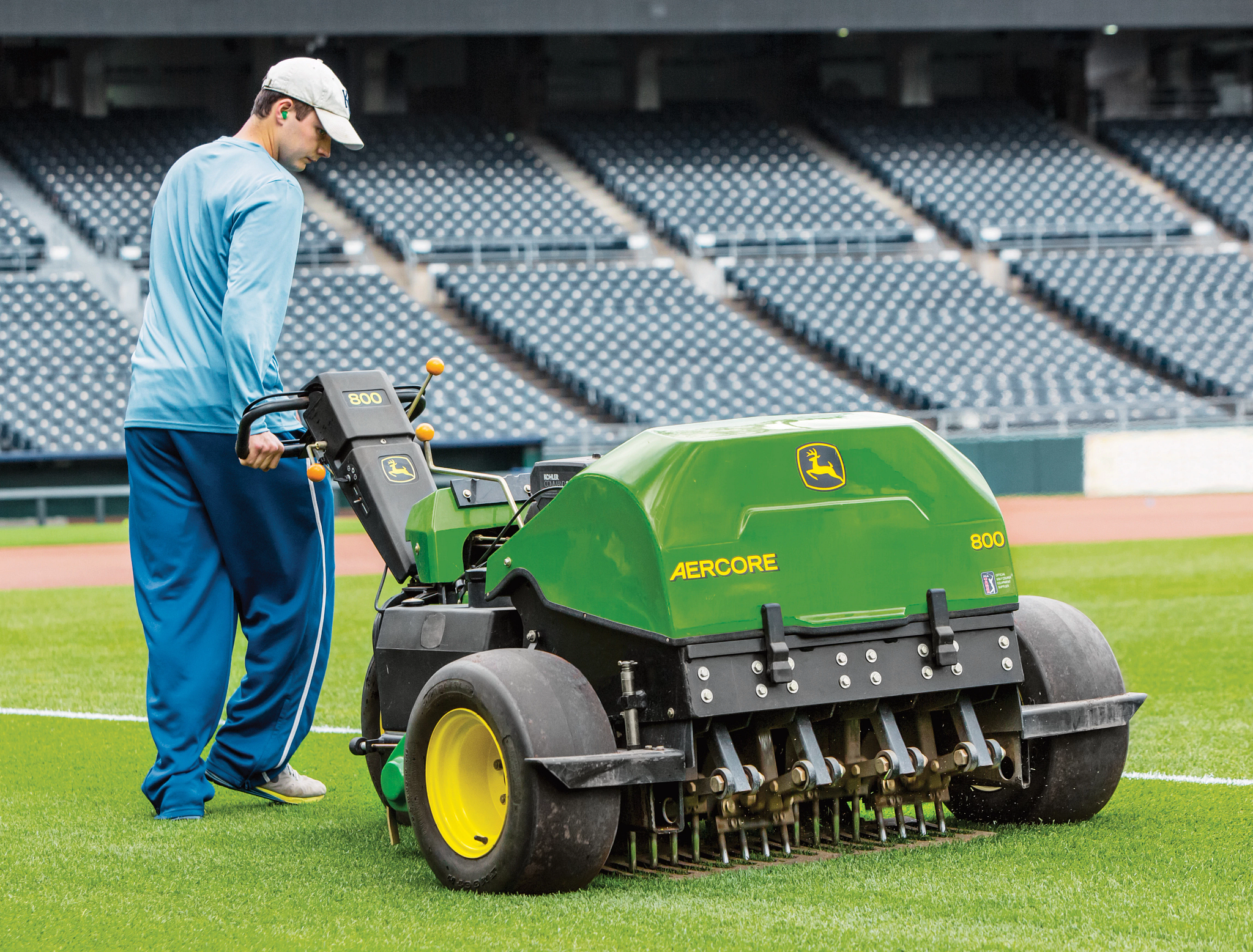 Μηχάνημα αερισμού χωραφιού, πεζού χειριστή Το Aercore™ 800 σχεδιάστηκε για να είναι φιλικό προς τον χλοοτάπητα