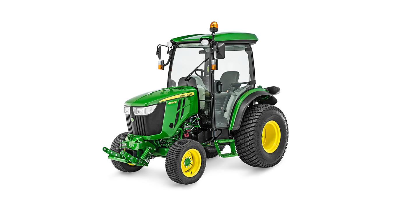 Τρακτέρ γενικής χρήσης John Deere 4066R με καμπίνα, σε λευκό φόντο, σε απεικόνιση από την μπροστινή αριστερή γωνία