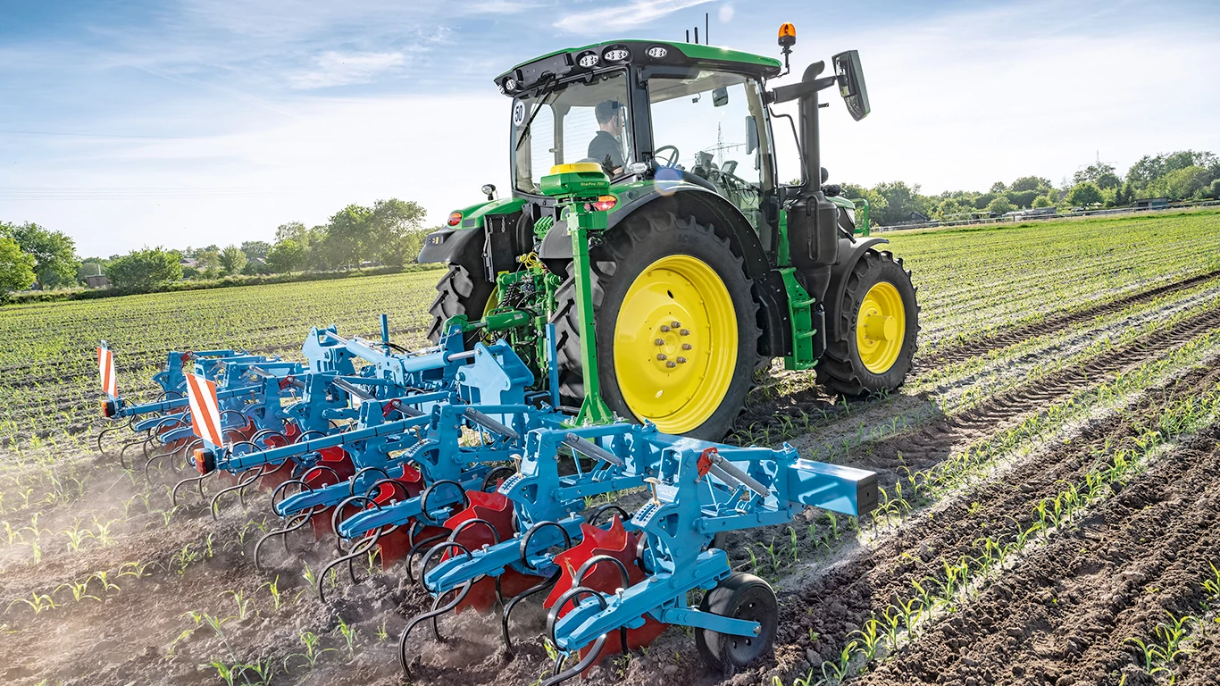 Τρακτέρ Μεσαίου Μεγέθους Γενικής Χρήσης 6R 140 Και Παρελκόμενο Με Καθοδήγηση Αγρού Φωτογραφία Δράσης - Πίσω Δεξιά Όψη