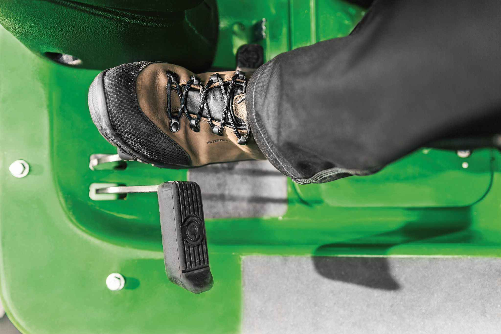 Πεντάλ κιβωτίου ταχυτήτων Twin Touch™ σε μπροστινό περιστροφικό επαγγελματικό χορτοκοπτικό