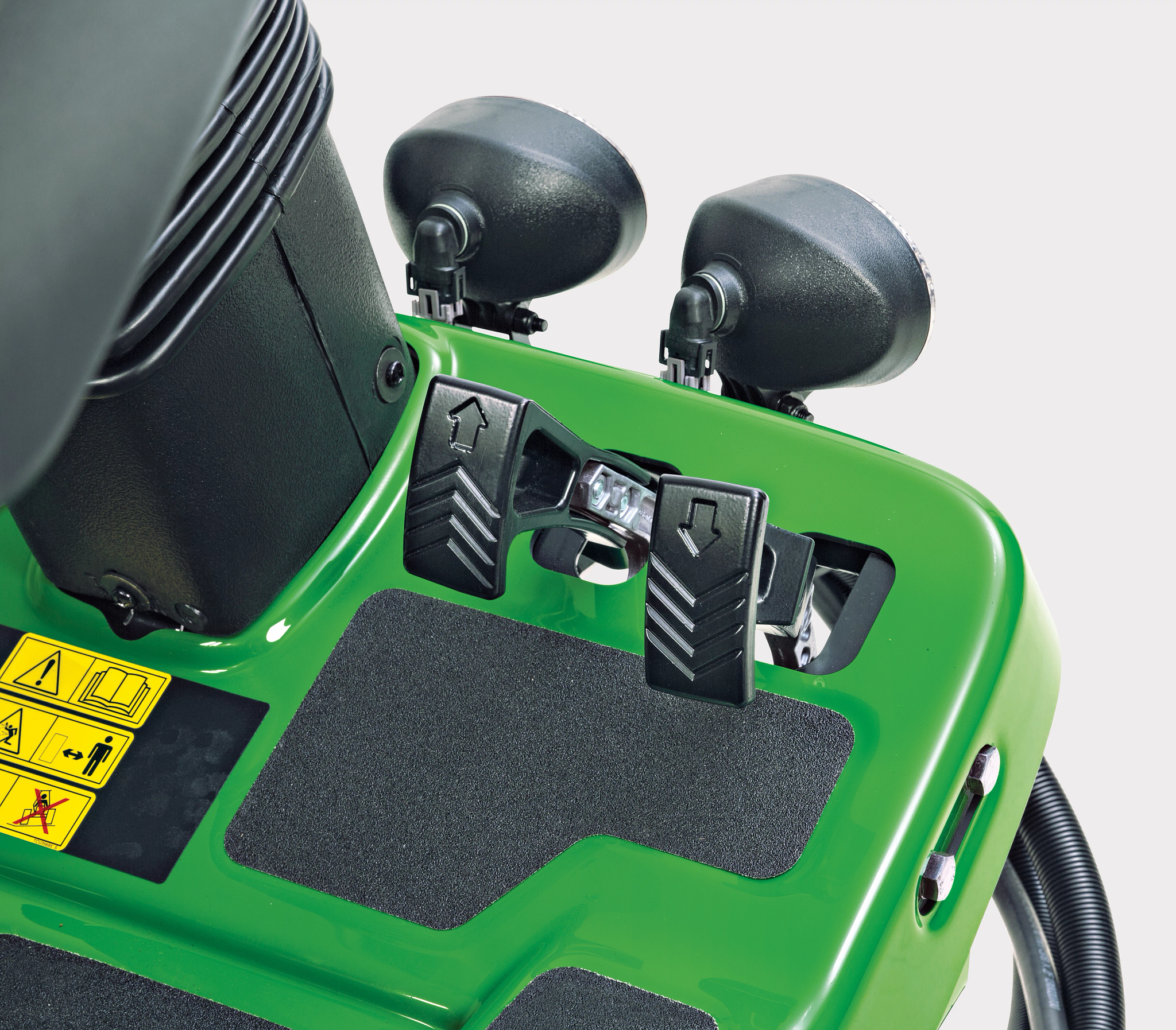 Κοντινή προβολή πεντάλ σε χλοοκοπτικό γηπέδων γκολφ στο στούντιο