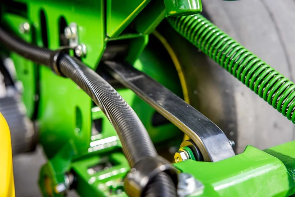 Τριπλό χορτοκοπτικό σύστημα ανύψωσης τριών αξόνων και WisperLink™