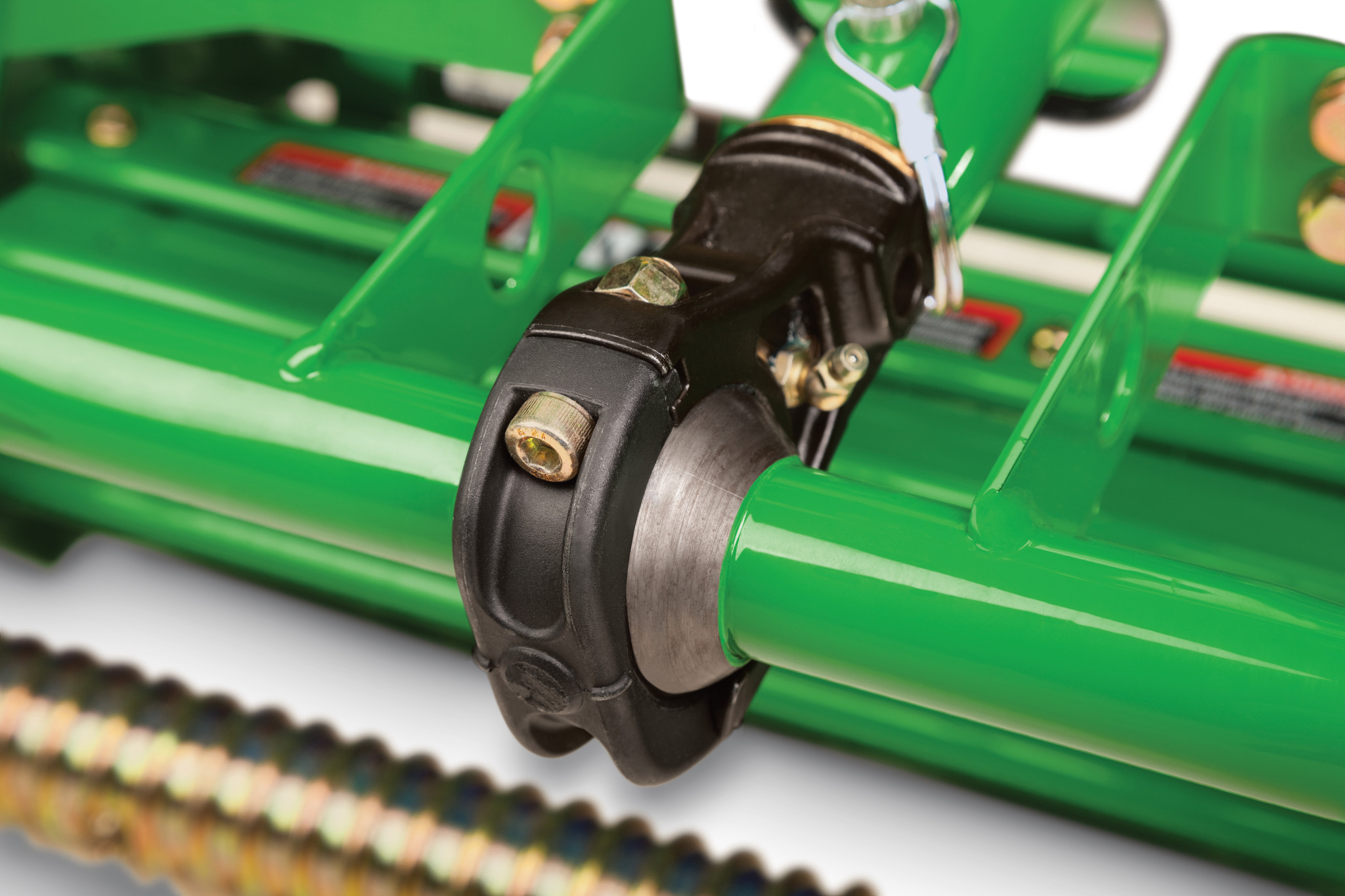 Κοντινό πλάνο εξαρτήματος σε πράσινο χορτοκοπτικό με κάθισμα PrecisionCut™ 2750