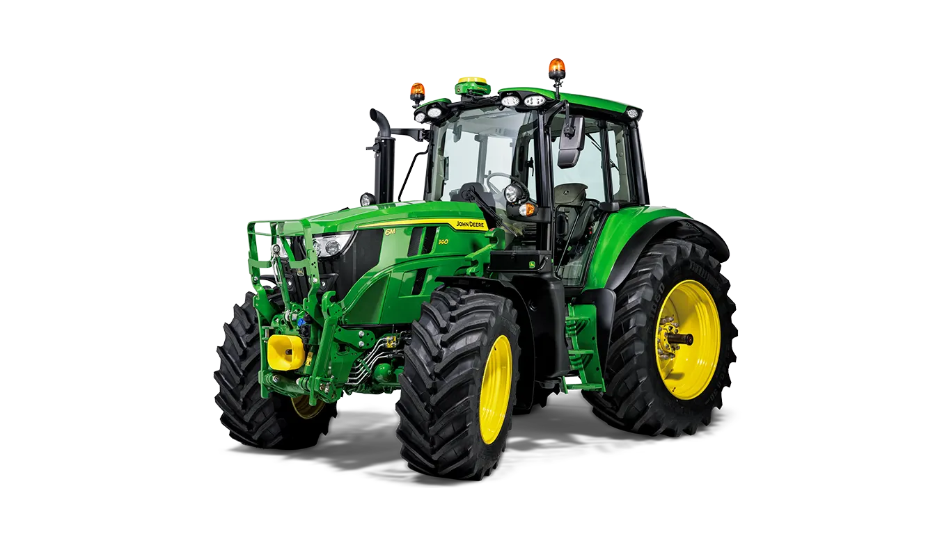Τρακτέρ με καμπίνα της John Deere σε πράσινο και κίτρινο χρώμα, σε απεικόνιση από τη γωνία μπροστά αριστερά με μπροστινή συνδετική διάταξη σε λευκό φόντο.