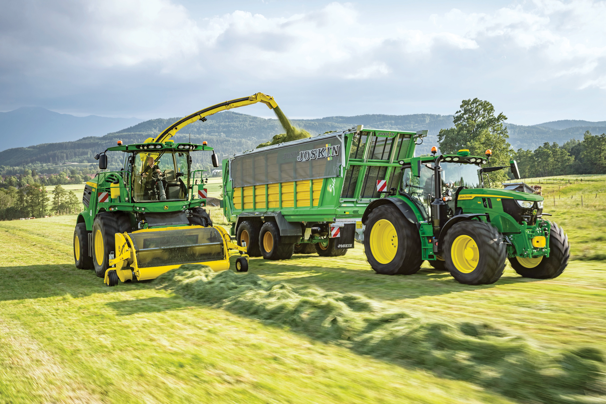 Αυτοκινούμενη καρότσα πλήρωσης ενσιρωκοπτικού μηχανήματος στον αγρό