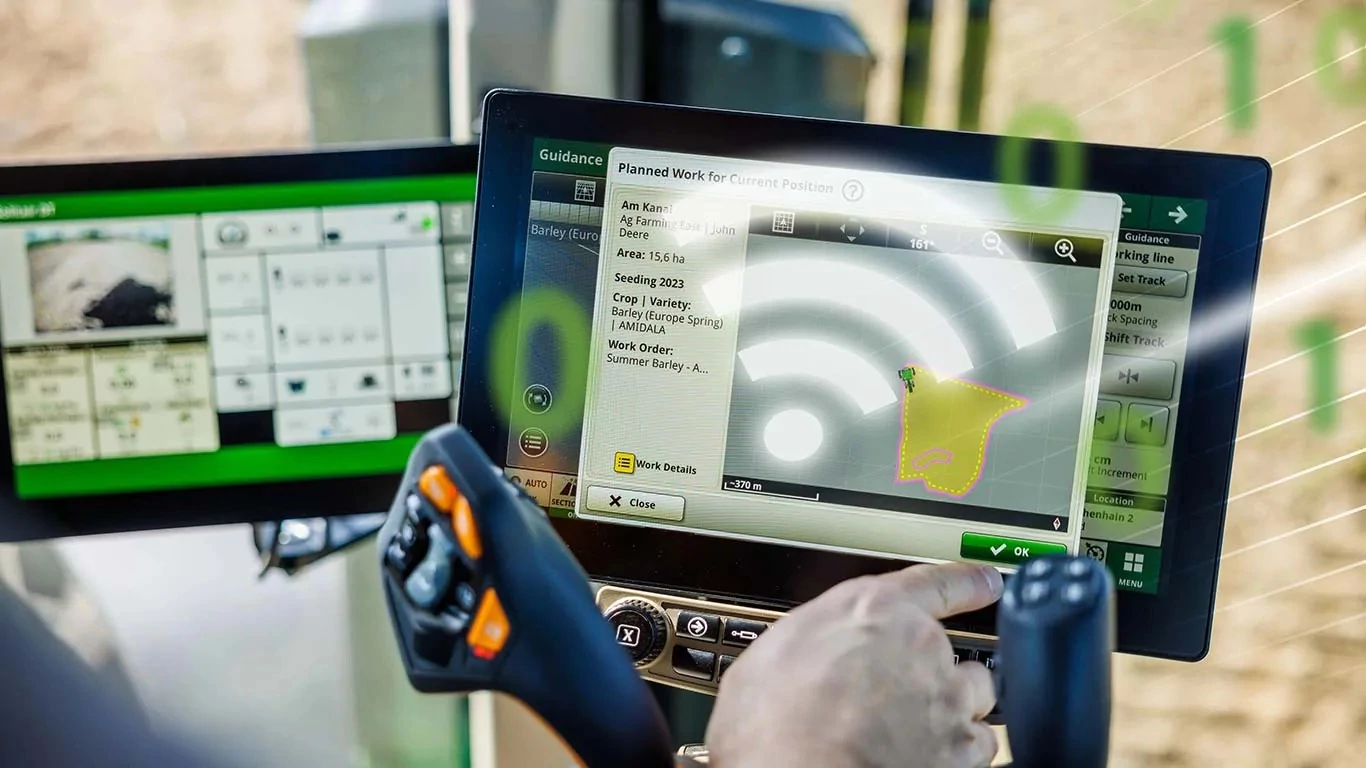 Ένα χέρι δείχνει στις οθόνες στην καμπίνα που εμφανίζουν το Operations Center