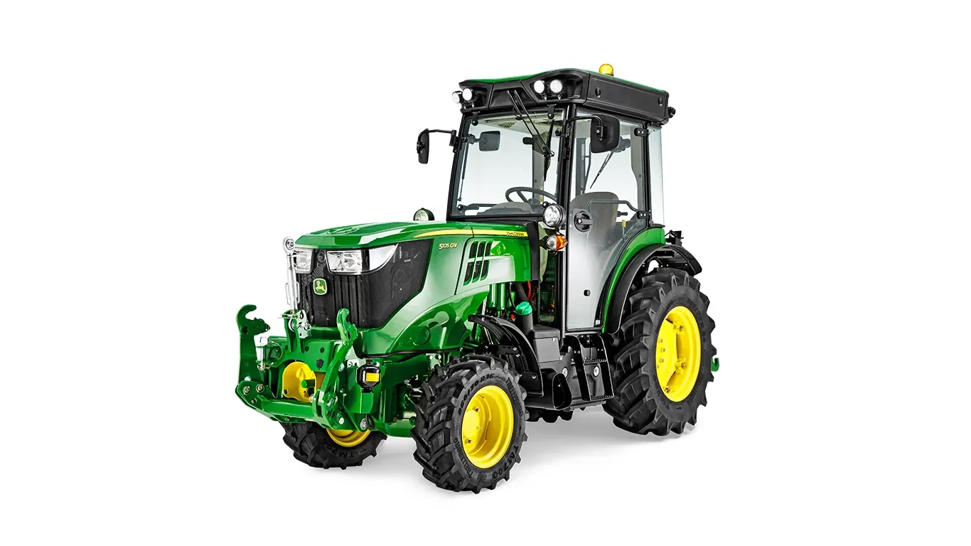 Τρακτέρ John Deere με καμπίνα, πράσινο και κίτρινο σχέδιο, σε λευκό φόντο, από την μπροστινή αριστερή γωνία