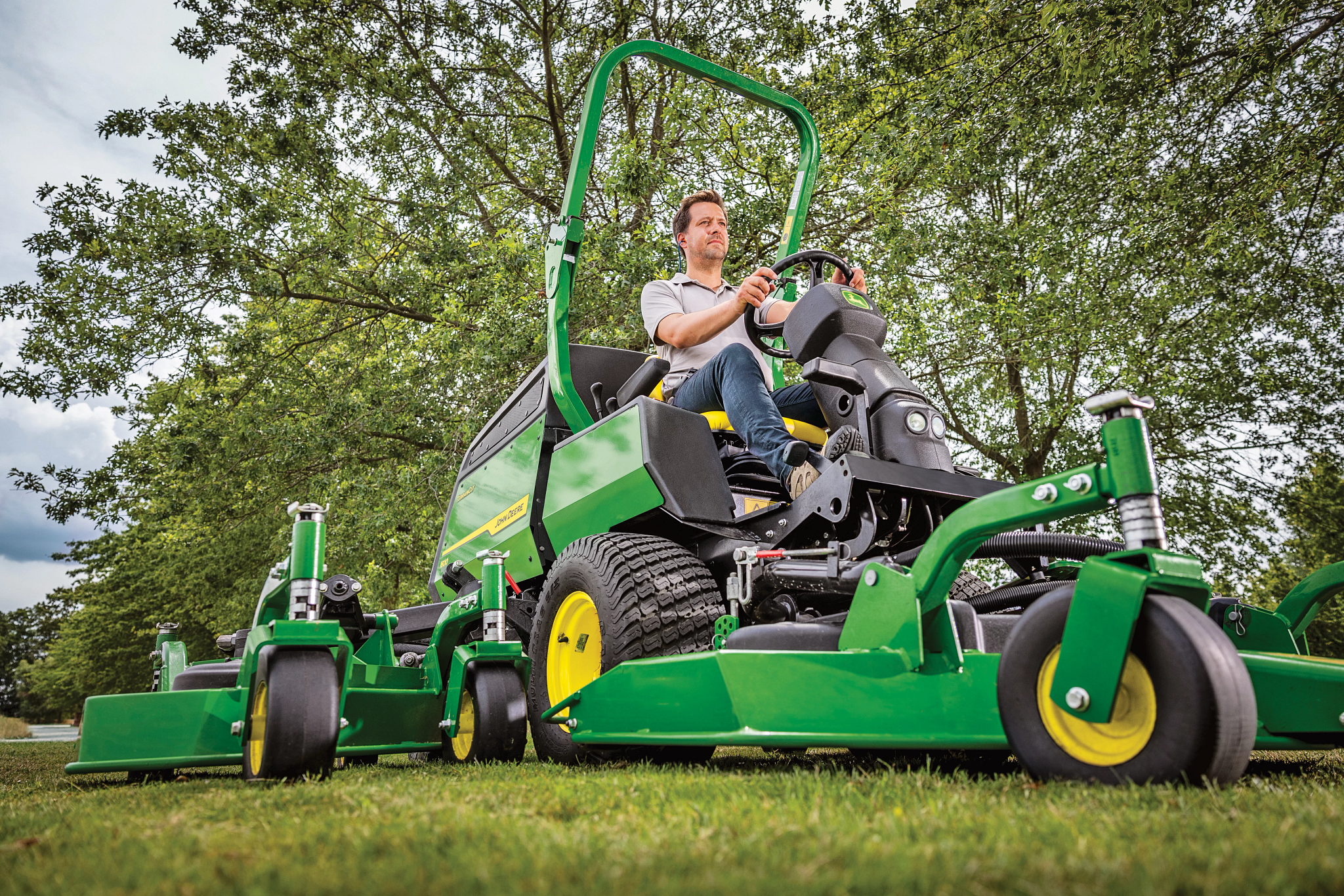 Αγρός, Περιστροφικά χορτοκοπτικά ευρείας περιοχής, Επαγγελματικά χορτοκοπτικά Το TerrainCut™ 1600 Turbo προσφέρει δυνατότητα επιλογής μεταξύ κίνησης στους 4 τροχούς κατ’ απαίτηση ή σε συνεχή βάση. Οι πλευρικές πλατφόρμες μπορούν να εκτελέσουν χορτοκοπή σε γωνία 45 μοιρών προς τα πάνω και 20 μοιρών προς τα κάτω, προσφέροντας αψεγάδιαστα αποτελέσματα.