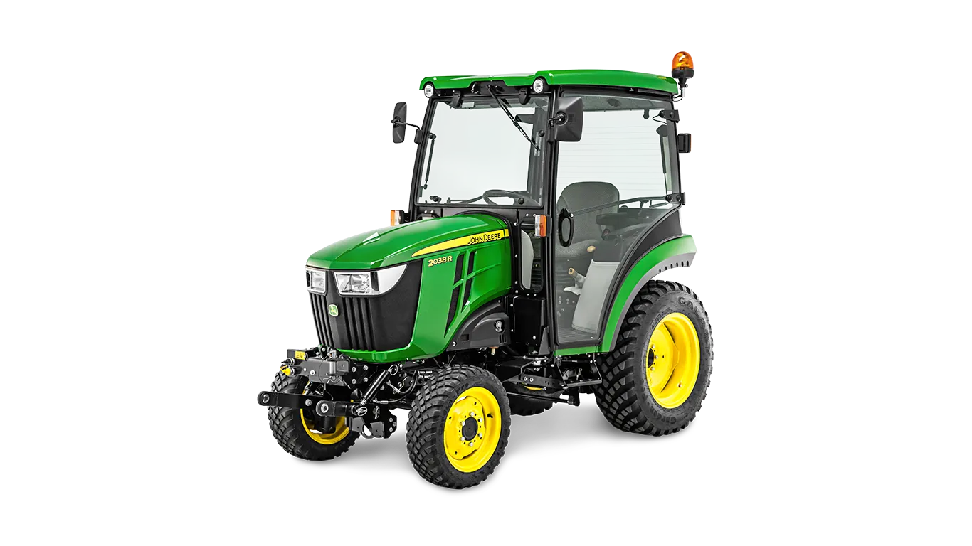 Τρακτέρ μεσαίου μεγέθους John Deere 2038R με καμπίνα, σε λευκό φόντο, σε απεικόνιση από την μπροστινή αριστερή γωνία.