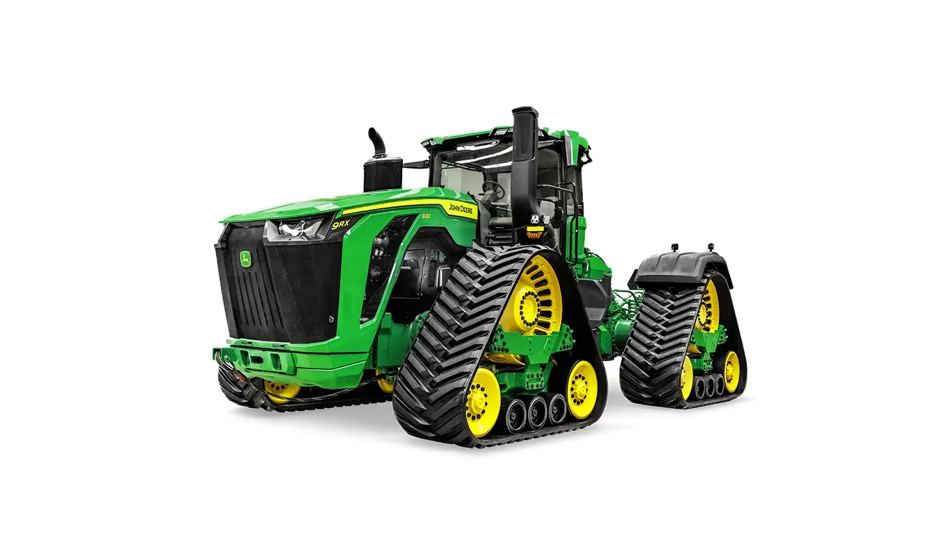 Τρακτέρ John Deere 9RX με τέσσερις ερπύστριες, σε λευκό φόντο, με μπροστινή δεξιά γωνία και ανεξάρτητες ερπύστριες από καουτσούκ και πλήρη καμπίνα