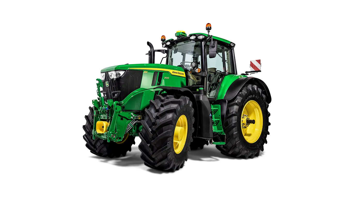 Τρακτέρ με καμπίνα της John Deere σε πράσινο και κίτρινο με μπροστινή σύνδεση, σε λευκό φόντο, σε απεικόνιση από την μπροστινή αριστερή γωνία.
