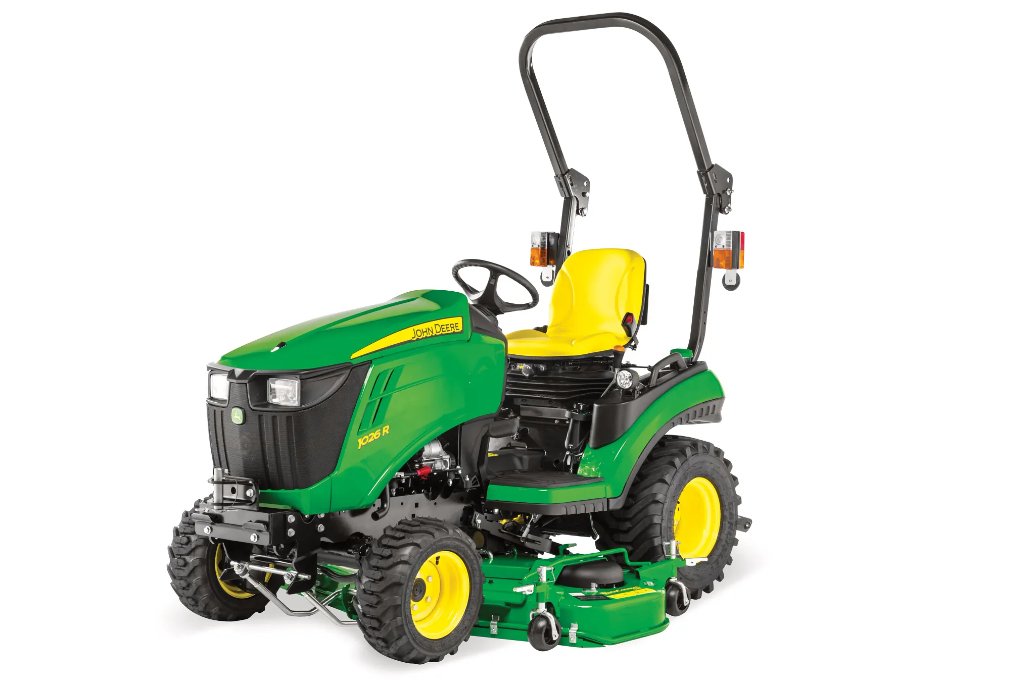 Τρακτέρ μεσαίου μεγέθους John Deere 1026R με ανοικτή εξέδρα χειριστή και χορτοκοπτική πλατφόρμα, σε λευκό φόντο, σε απεικόνιση από την μπροστινή αριστερή γωνία.