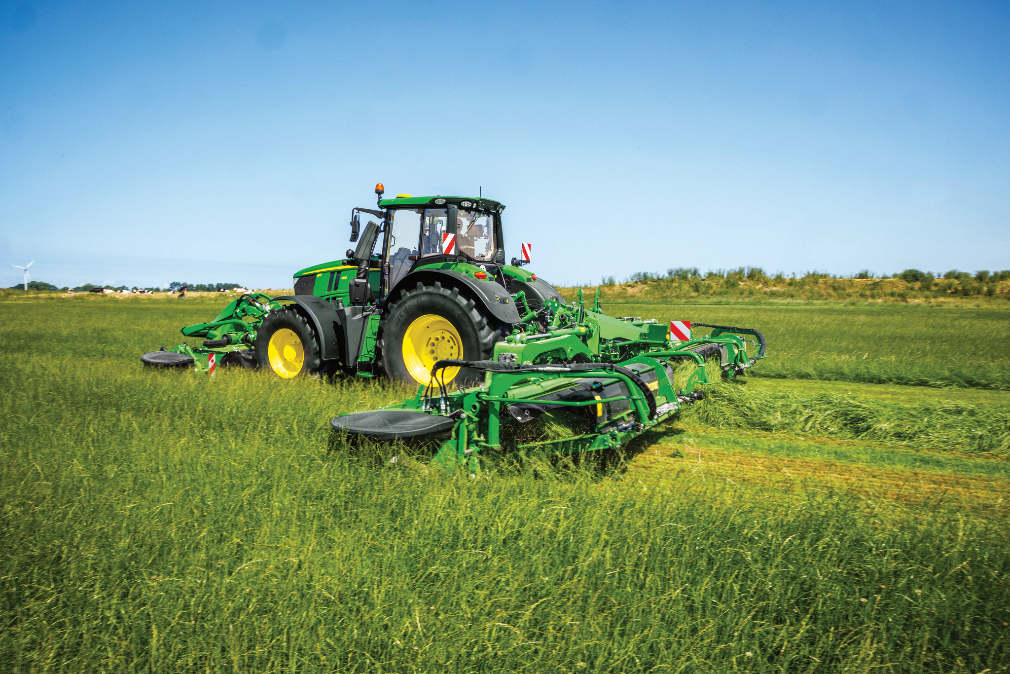 Ένα τρακτέρ διασχίζει έναν εύφορο αγρό, συμβολίζοντας τις γεωργικές εργασίες και τη σύνδεση με τη γη.