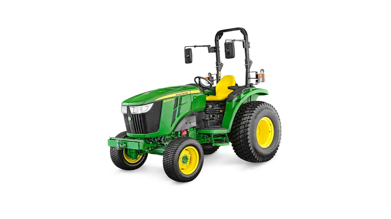 Τρακτέρ γενικής χρήσης John Deere 4066M με ανοικτή εξέδρα χειριστή, σε λευκό φόντο, υπό γωνία μπροστά αριστερά.