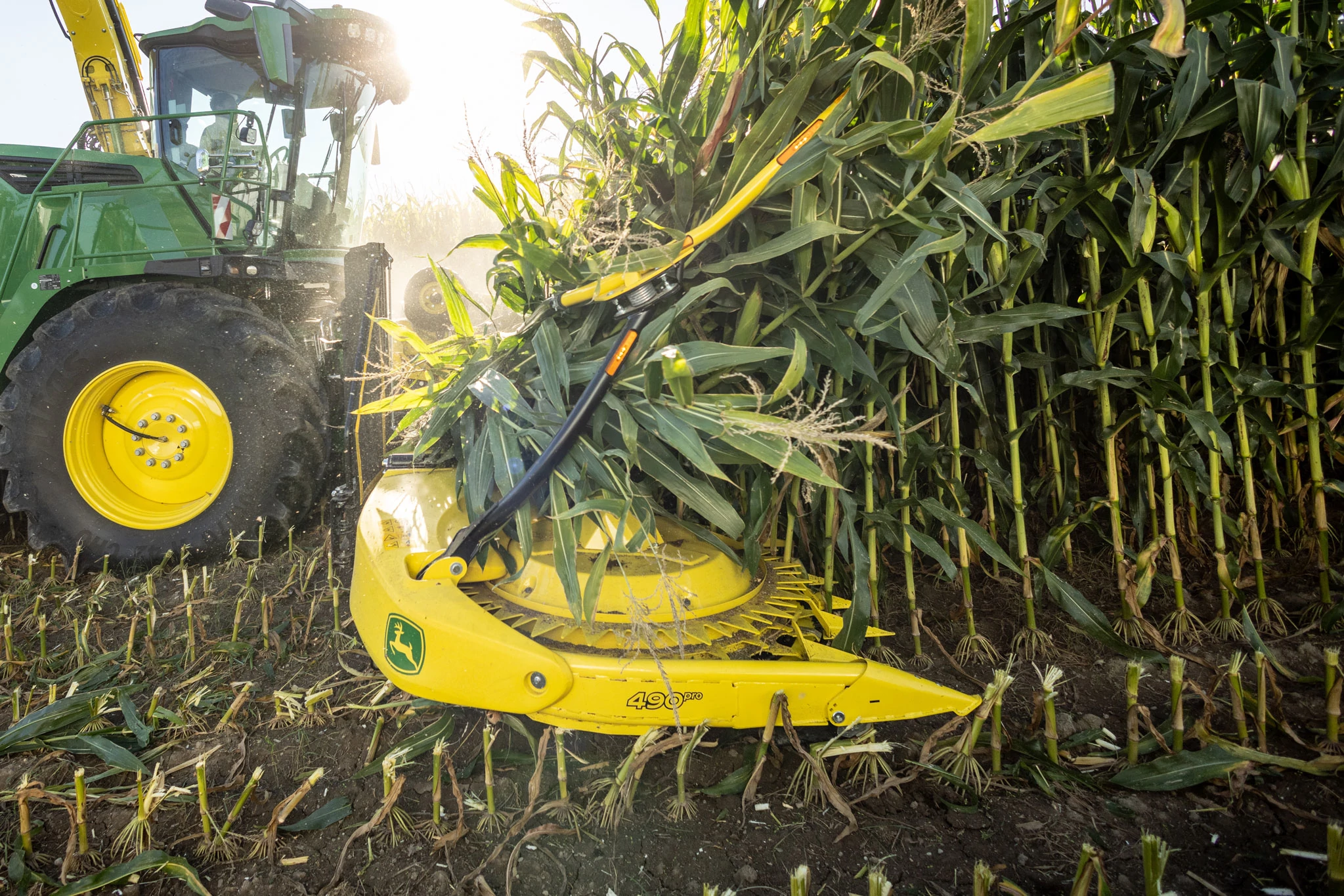 Πλευρική δεξιά όψη μιας περιστροφικής κεφαλής κοπής σοδειάς 490Pro εν ώρα εργασίας σε χωράφι καλαμποκιού