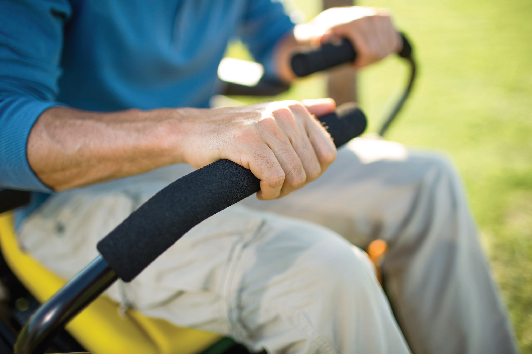 Κοντινή λήψη μοχλών χειρισμού κίνησης σε χορτοκοπτικό επιτόπιας στροφής στον αγρό