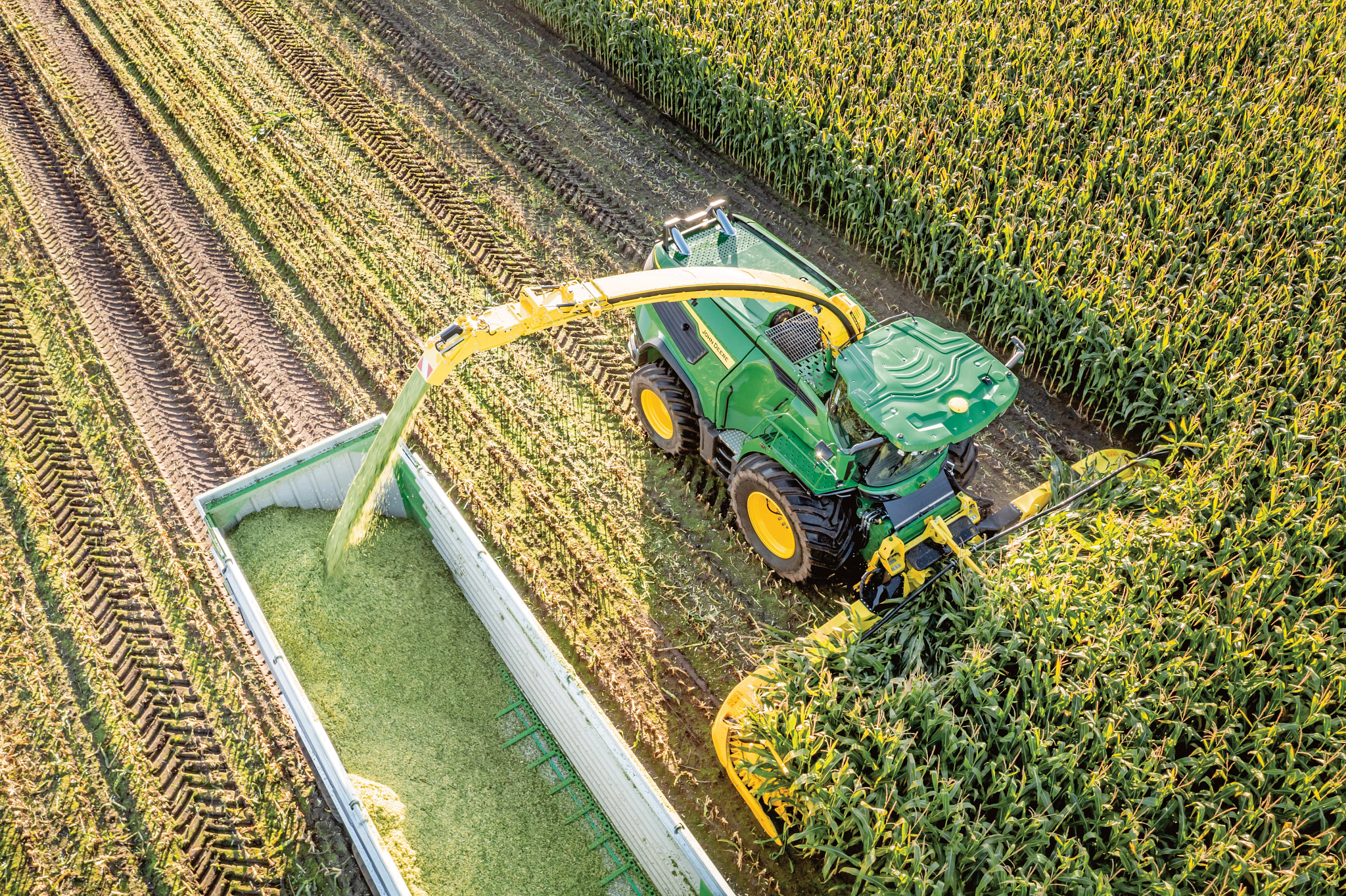 Αυτοκινούμενα ενσιρωκοπτικά μηχανήματα τρακτέρ 6R σειράς 215 Ρυμούλκες Joskin F9 σειράς 700