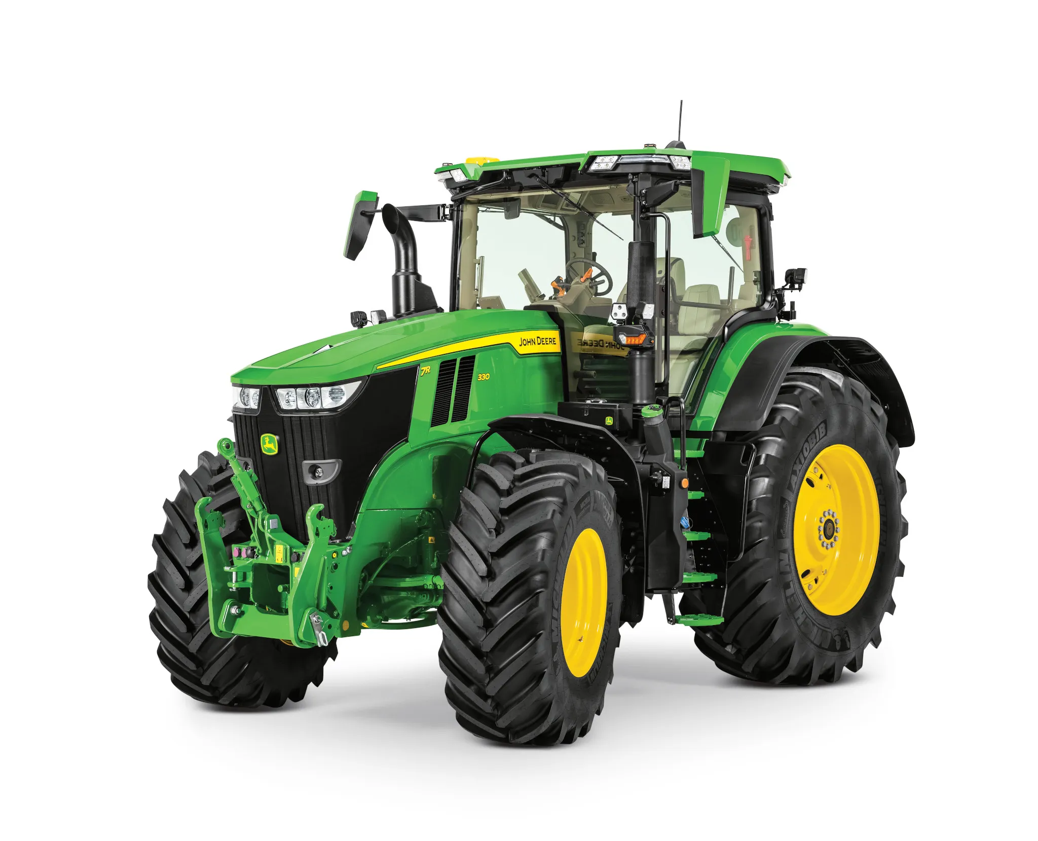 Τρακτέρ John Deere σε λευκό φόντο, με μπροστινή δεξιά γωνία και μεγάλα πίσω ελαστικά και πλήρη σχεδίαση καμπίνας.