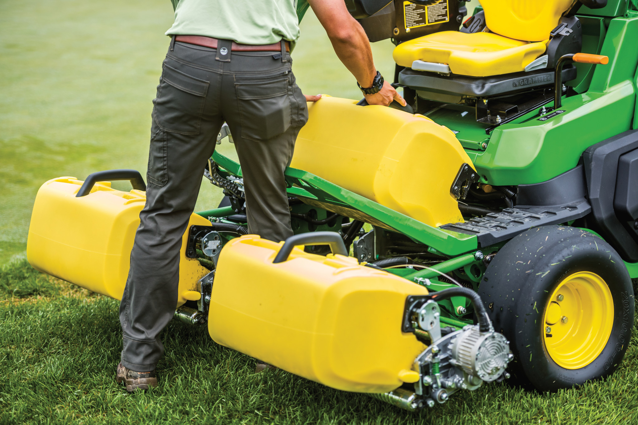 Άνδρας που κάνει σέρβις στη σειρά 2700 Χορτοκοπτικό με κάθισμα