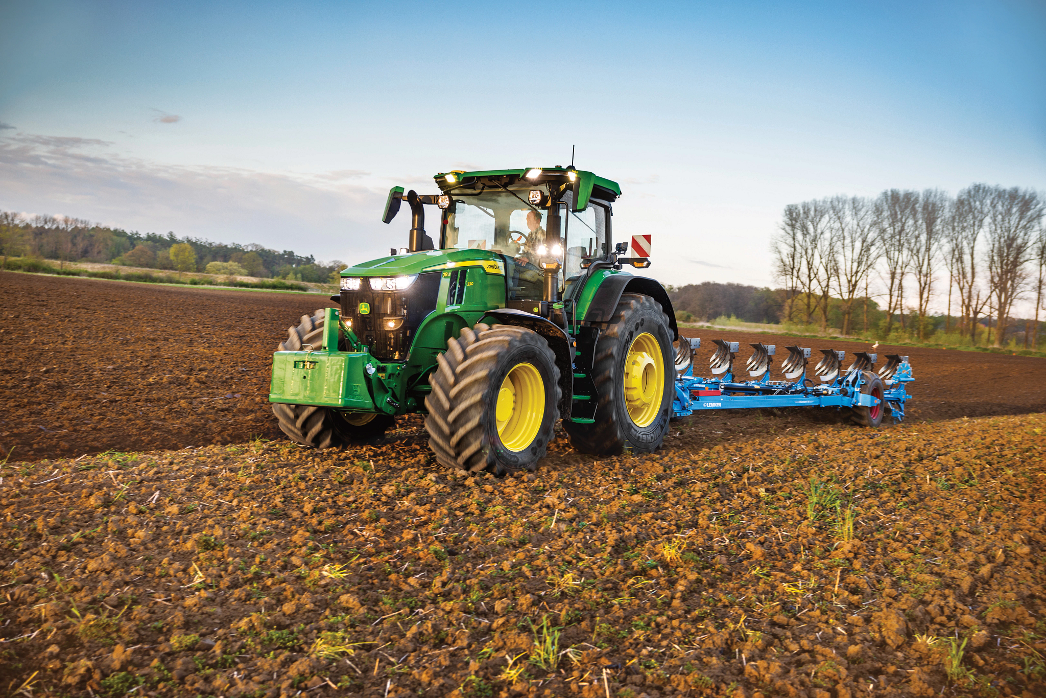 Μπροστινή αριστερή όψη ενός τρακτέρ της σειράς 7R στον αγρό