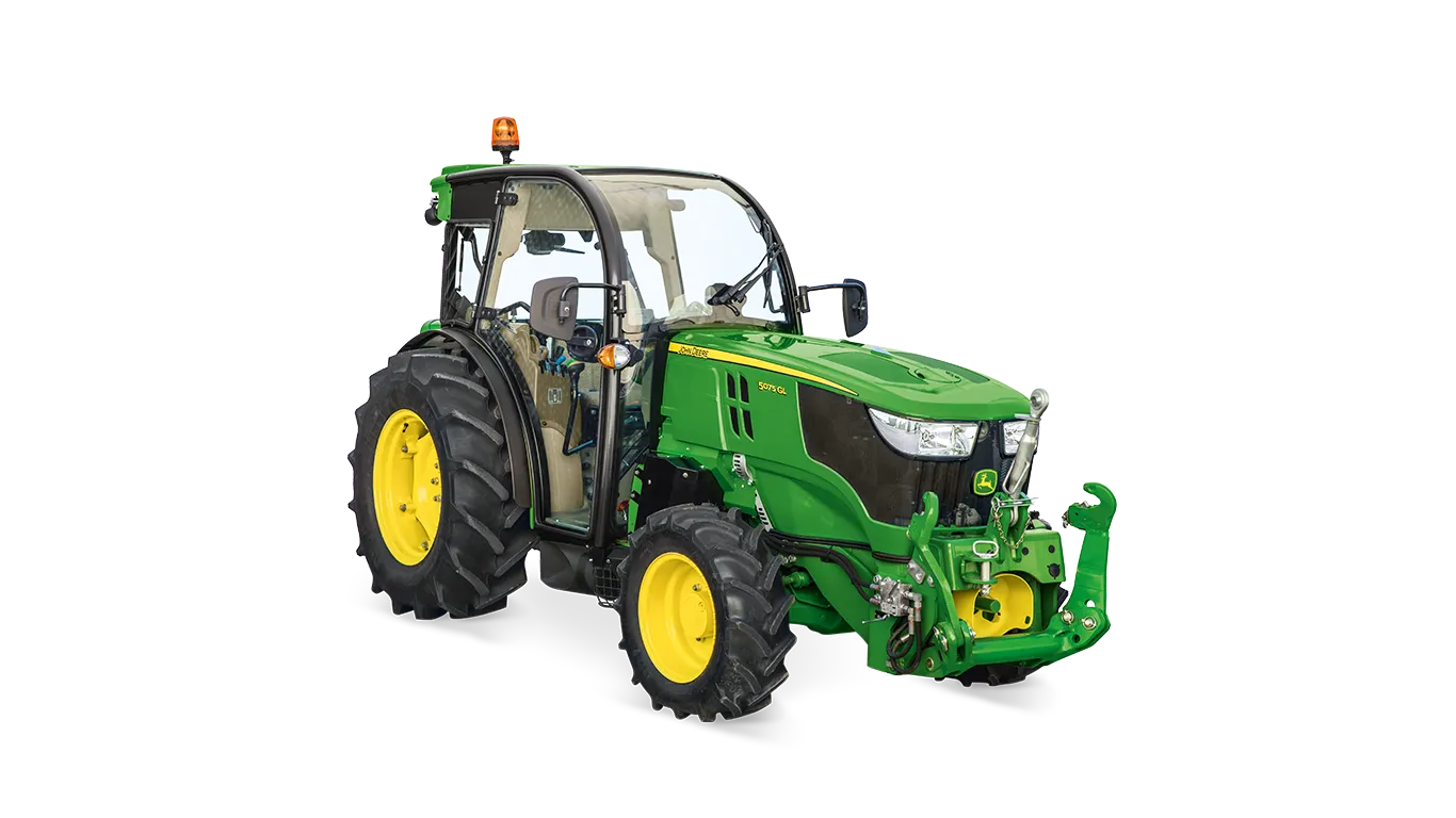 Τρακτέρ μεσαίου μεγέθους της John Deere με ανοικτή εξέδρα χειριστή, πράσινο και κίτρινο σχέδιο, σε λευκό φόντο, από την μπροστινή αριστερή γωνία