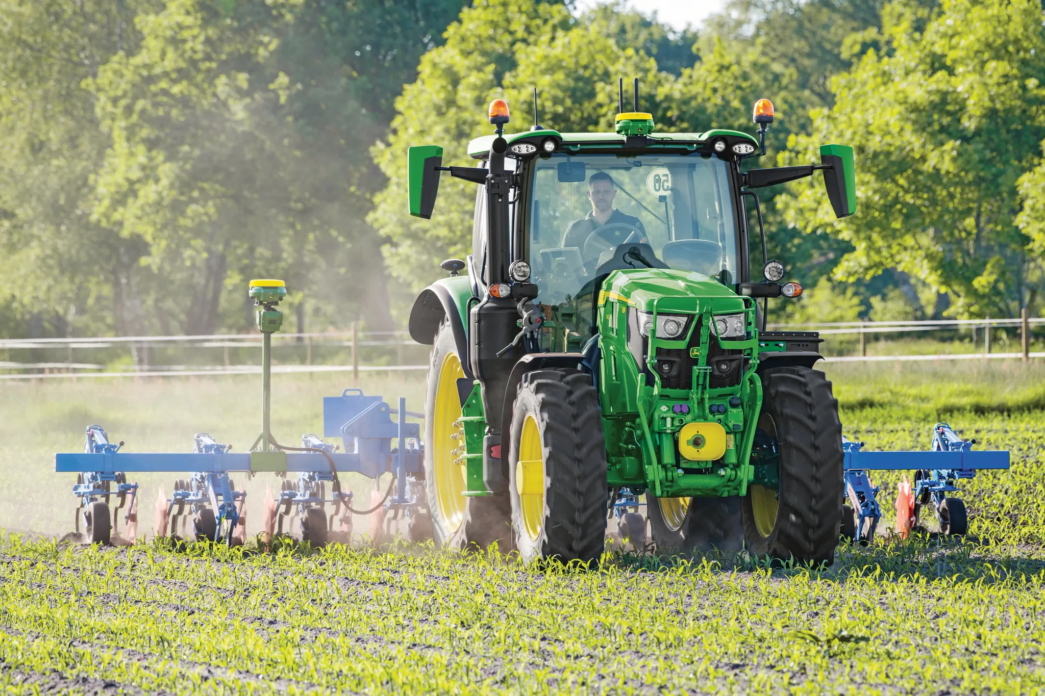 Τρακτέρ μεσαίου μεγέθους γενικής χρήσης με Καθοδήγηση Field Implement Action Shot - Μπροστινή δεξιά όψη