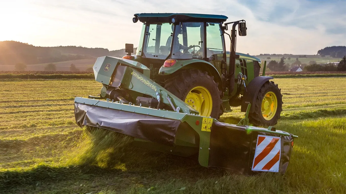 Χορτοκοπτικό-συνθλιπτικό 328A για χορτοκοπή σε αγρό