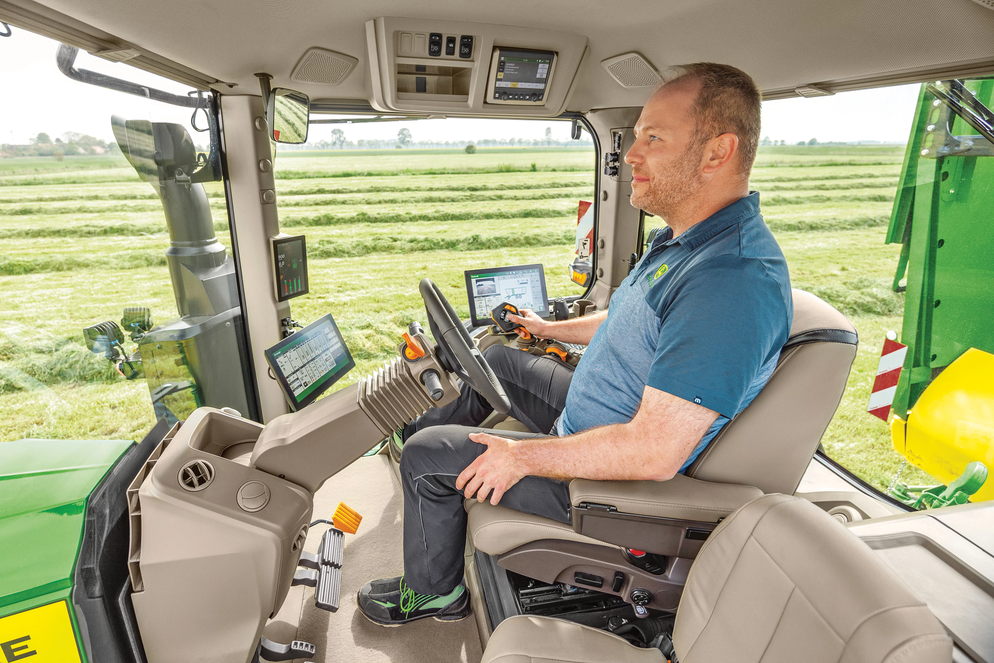 Αγρός, τρακτέρ σειράς 8RT, οθόνη καμπίνας, Απολαύστε εξαιρετική άνεση καμπίνας: Προαιρετικό δερμάτινο κάθισμα με λειτουργίες μασάζ, ηλεκτρονικά χειριστήρια, περιστροφή καθίσματος 65°, τρία υποπόδια, ηχοσύστημα 6.1, ενσωματωμένο ψυγείο.