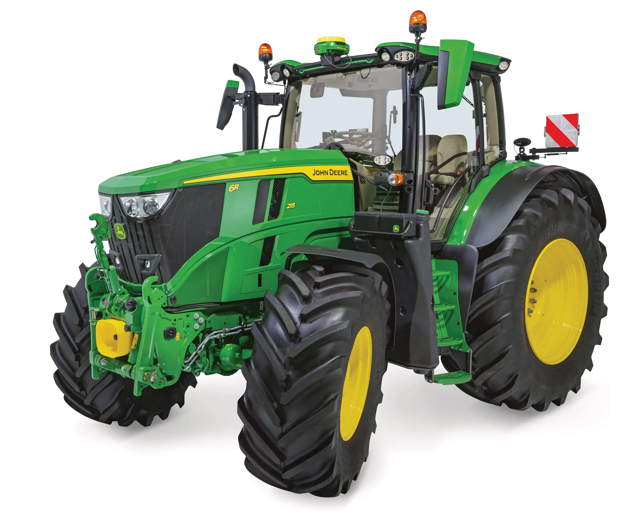 Πράσινο τρακτέρ John Deere με γωνία μπροστά αριστερά, με μεγάλα ελαστικά με βαθύ μετατρόχιο, μπροστινή σύνδεση και κλειστή καμπίνα σε λευκό φόντο