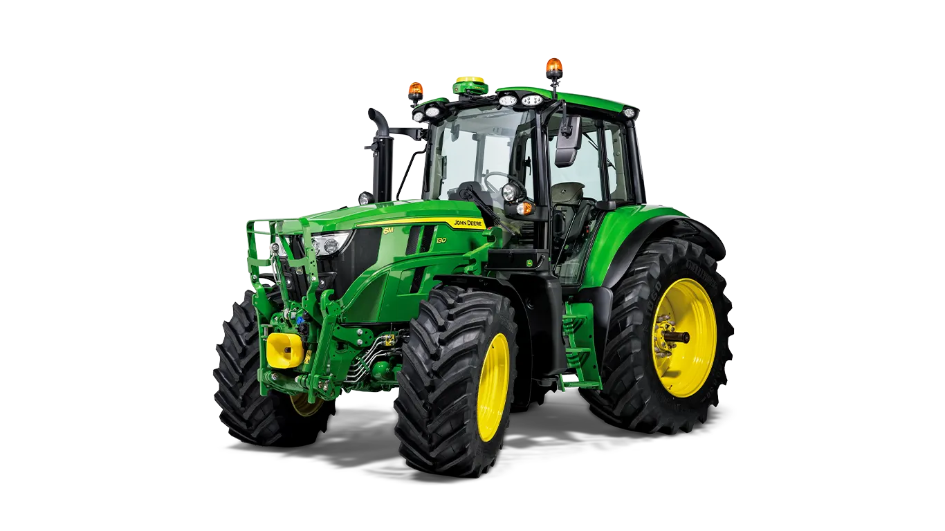 Τρακτέρ με καμπίνα John Deere σε πράσινο και κίτρινο χρώμα, σε απεικόνιση υπό γωνία εμπρός-αριστερά με μπροστινή συνδετική διάταξη σε λευκό φόντο