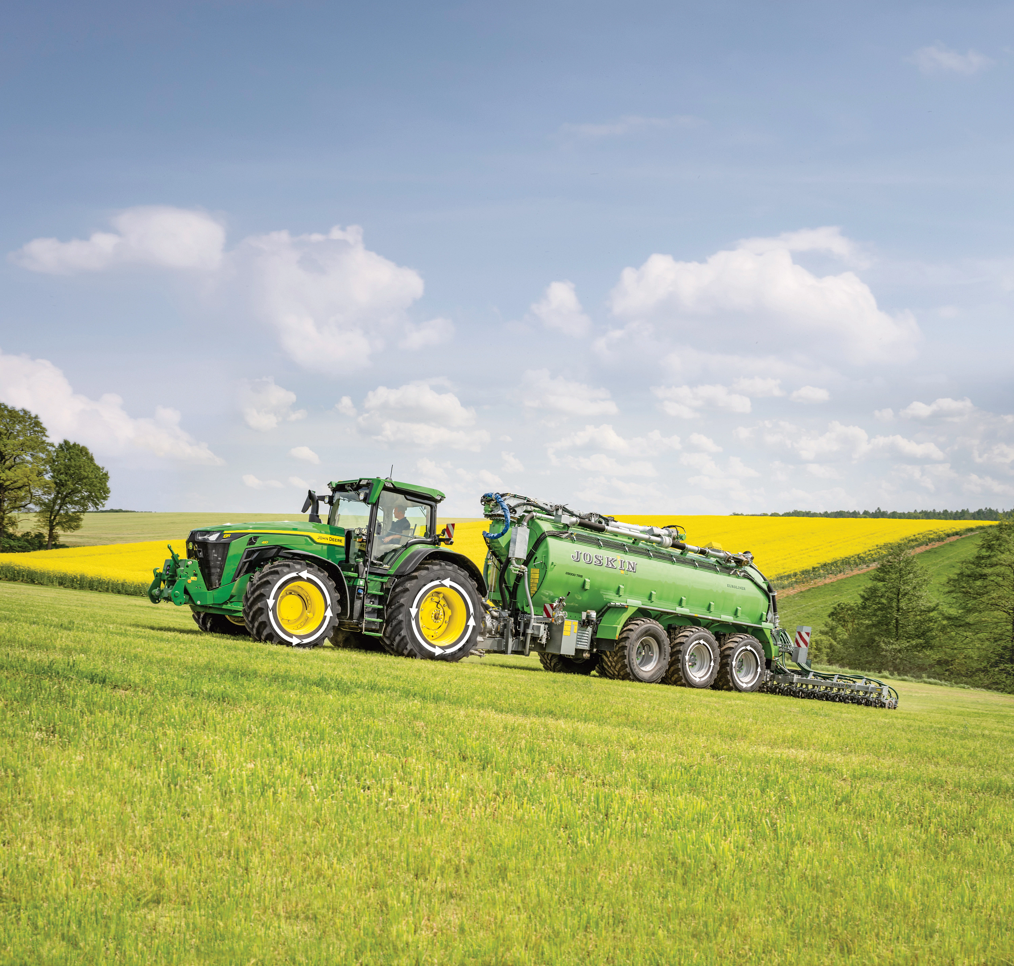Όψη αριστερής πλευράς ενός τρακτέρ 8R που έλκει παρελκόμενο στον αγρό